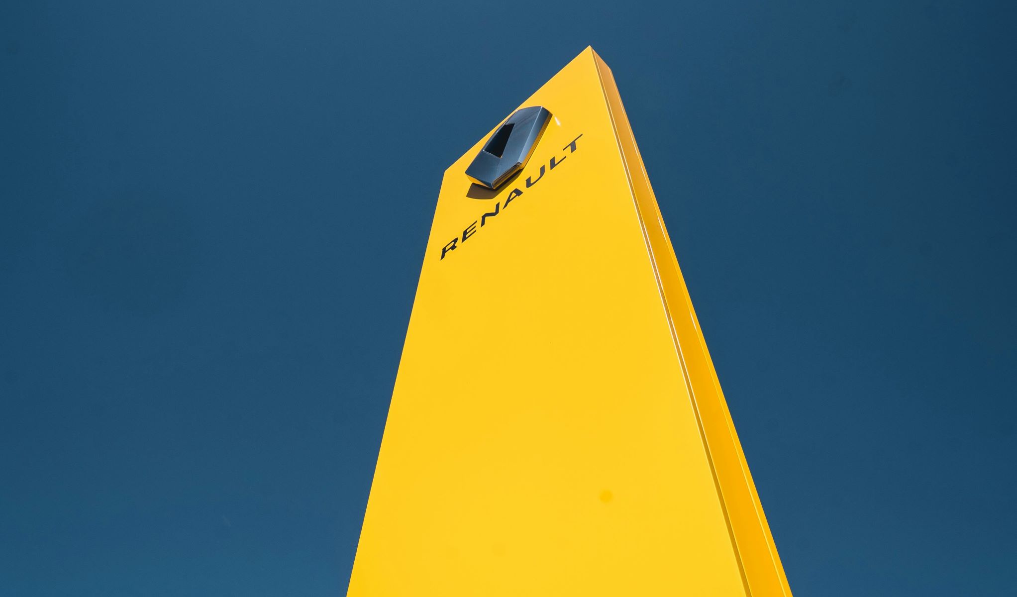 A branded pillar outside the Renault office.