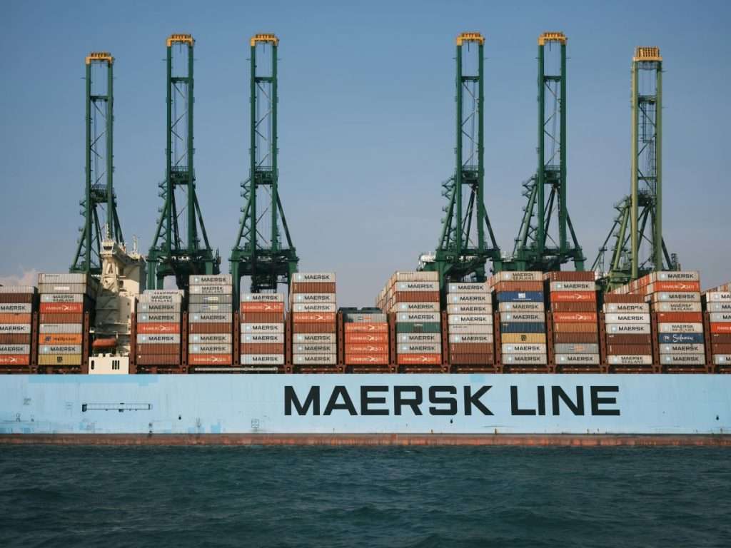 Containers on a Maersk ship. Exploring index-linked contracts and derivatives to mitigate freight market volatility and ensure stability.