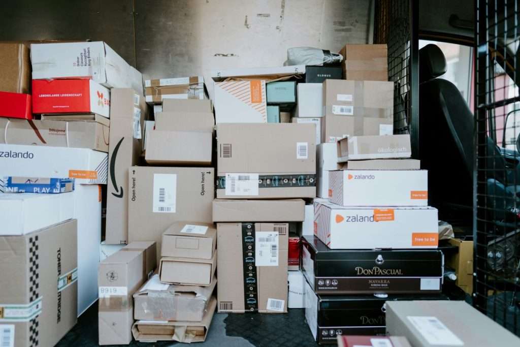 Return packages in a van. Implementing a digital returns process enhances customer experience and optimizes costs, boosting e-commerce profitability.