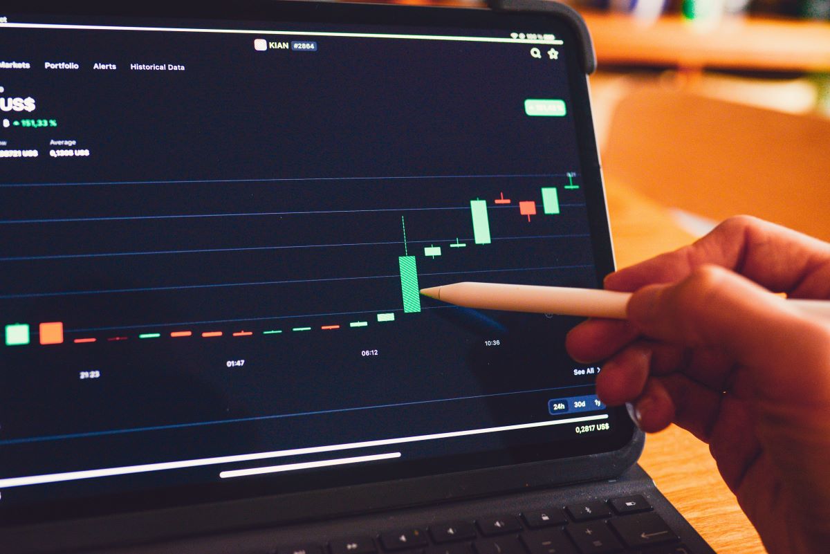 Strategic supply chain management aligns financing with cash cycles, boosting liquidity and operational health.