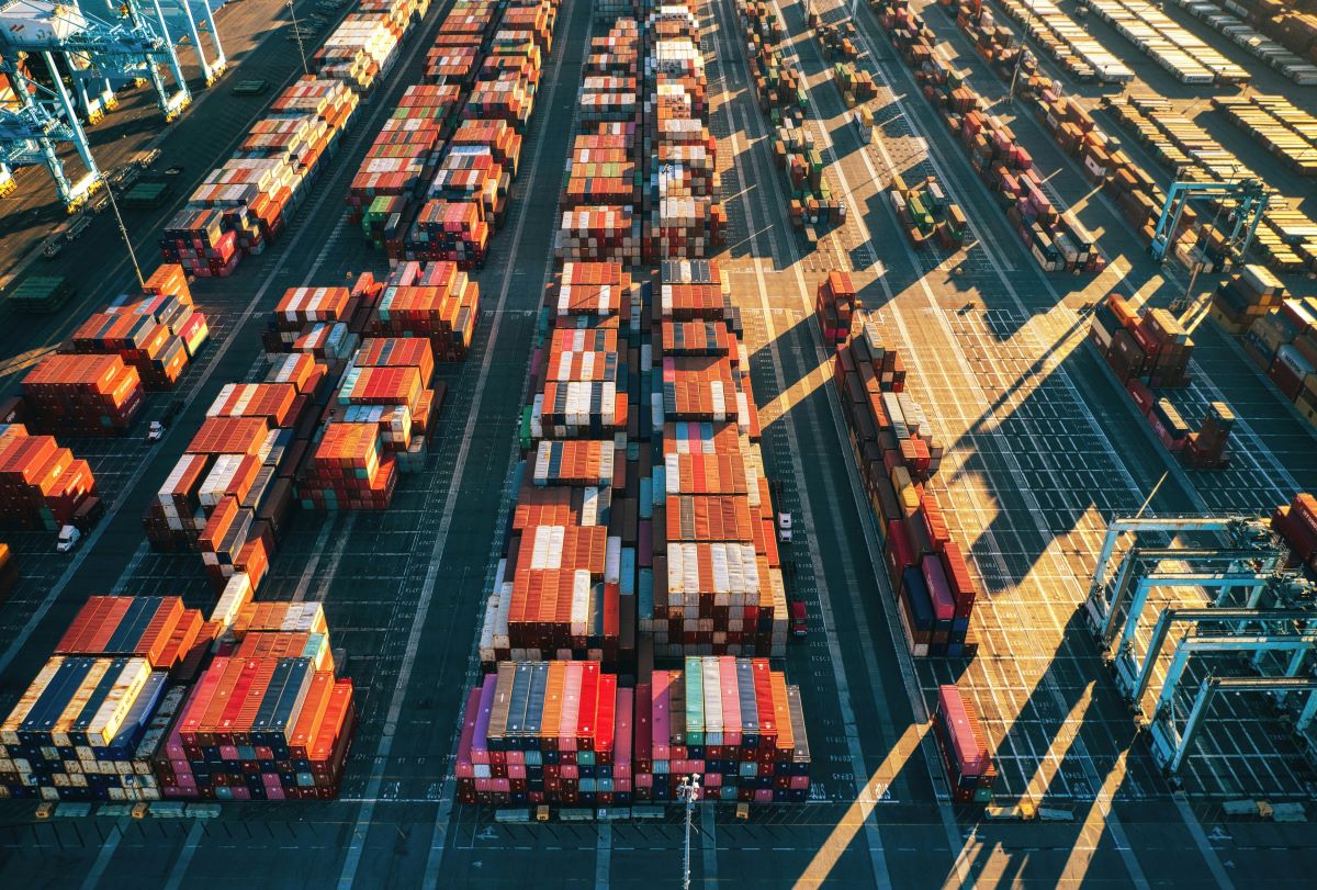 A dockworker agreement averts a U.S. port strike, calming supply chain fears and stabilizing freight rates.