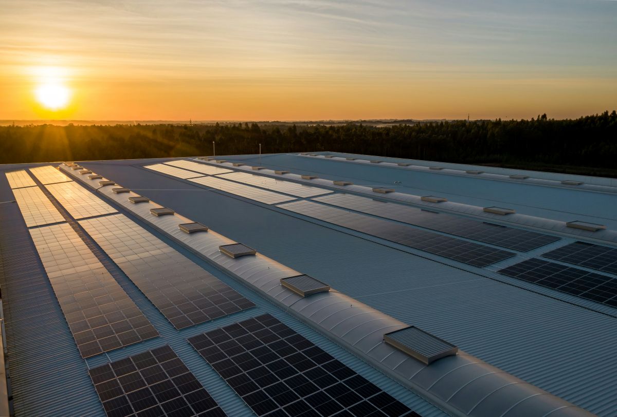 Integrating robotics with rooftop solar energy enhances warehouse efficiency, lowers costs, and supports sustainability.