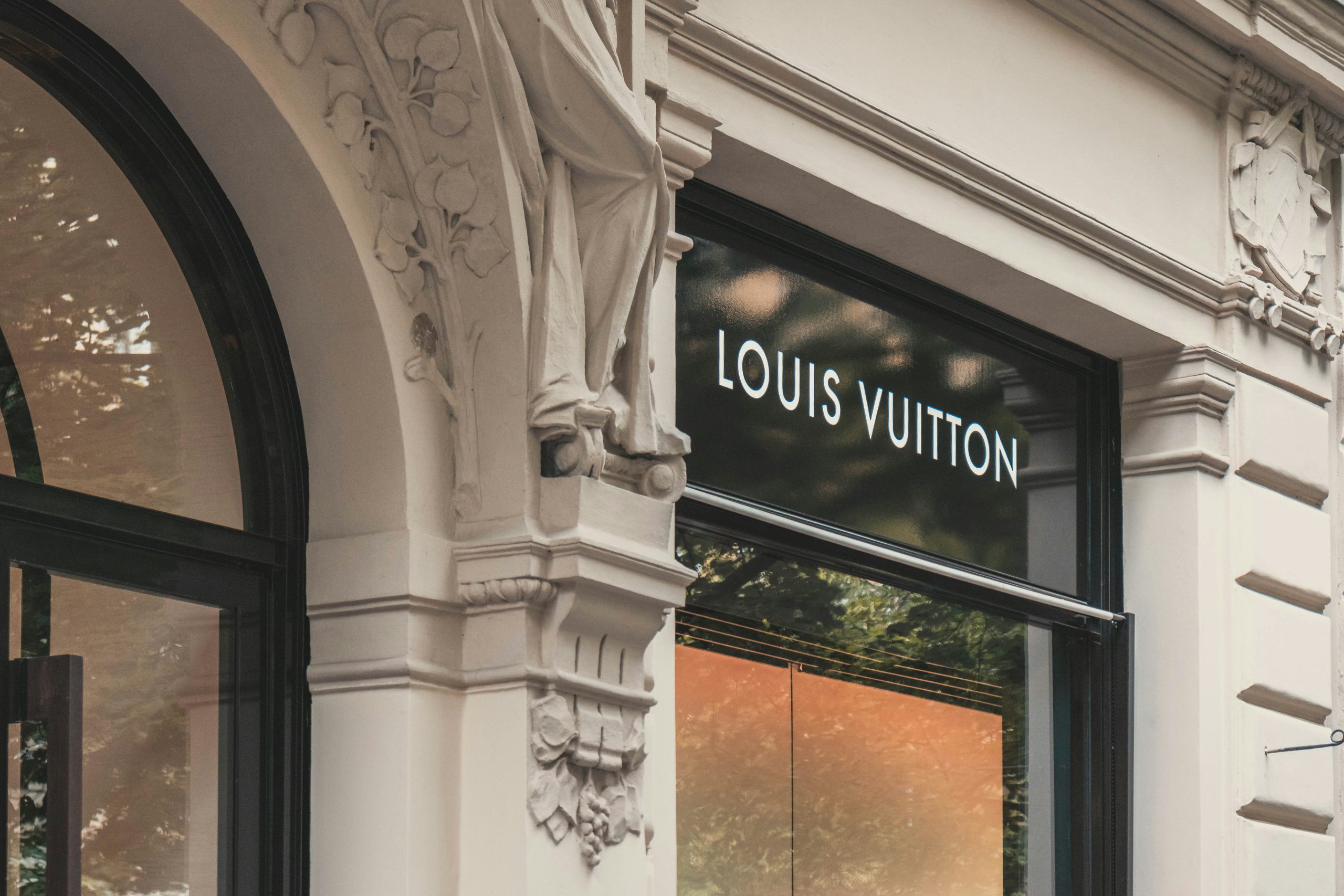 An image representing Louis Vuitton’s global supply chain showing products moving through stores and distribution centers to illustrate real time reactivity.